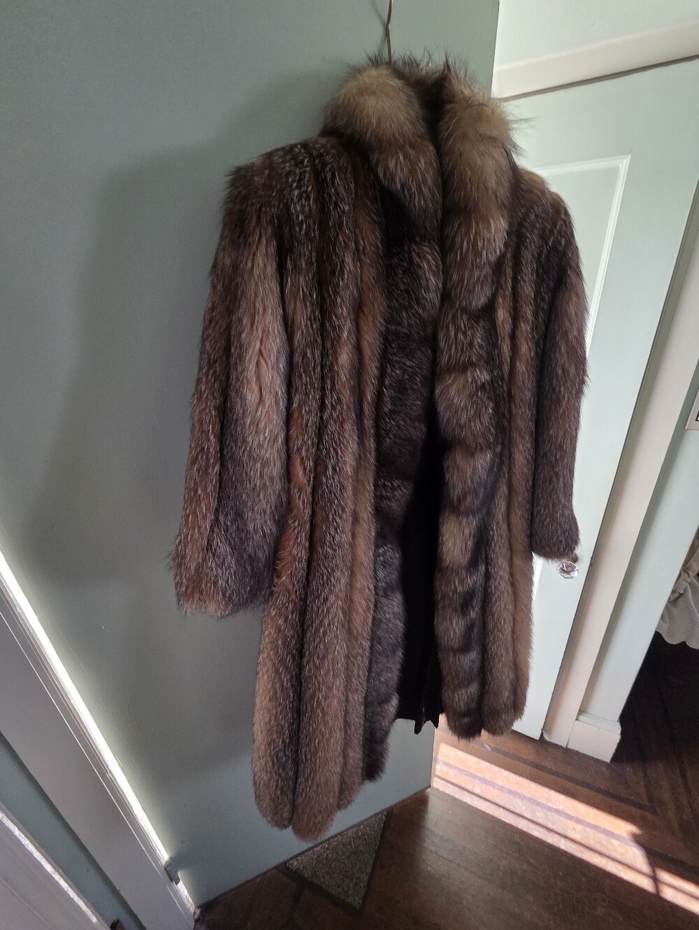 Vintage Full-Length Fox Fur Coat - Picture 4 of 10